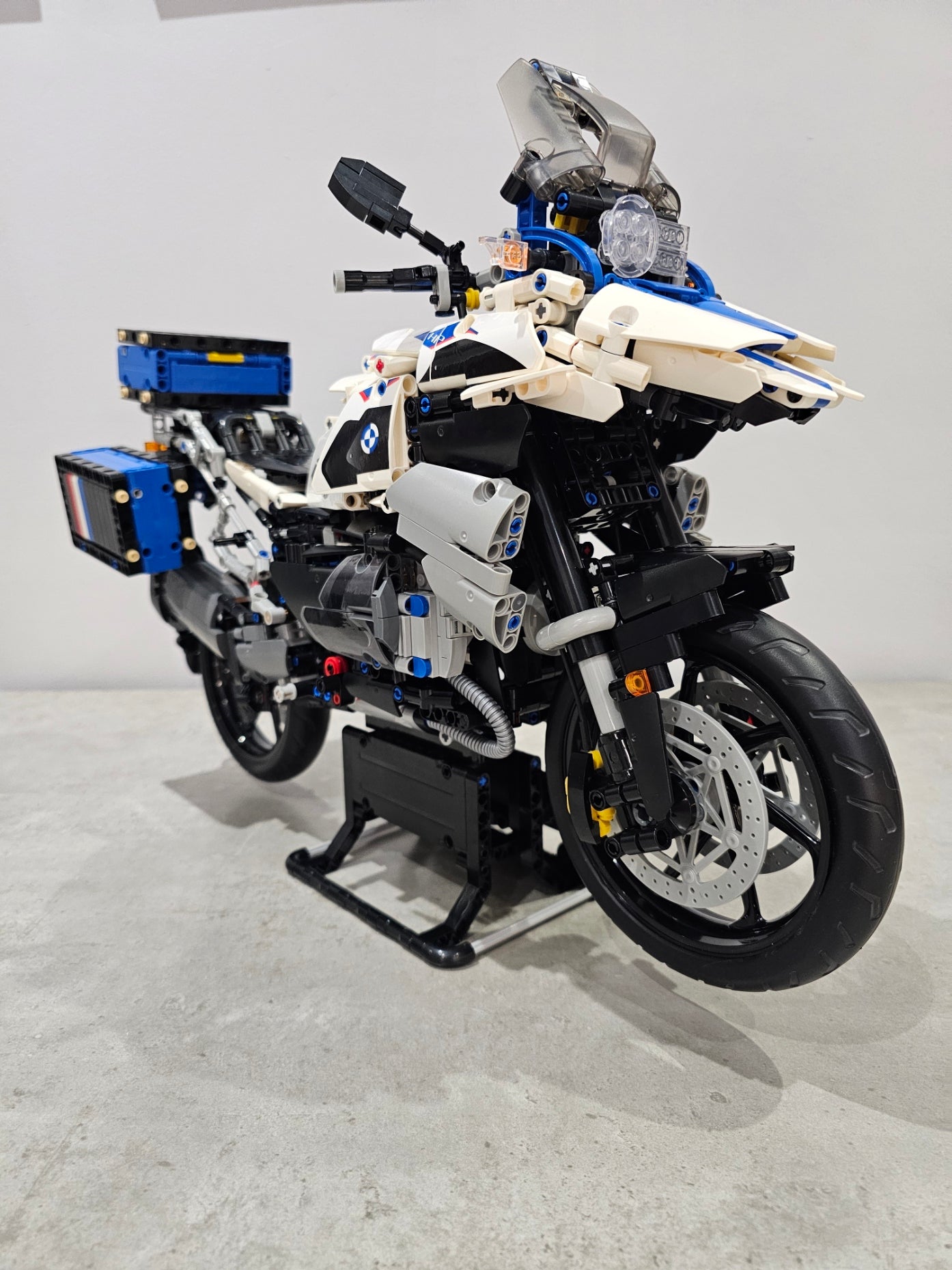 T4022 BMW R1250 Motorcycle 1/5 Scale
