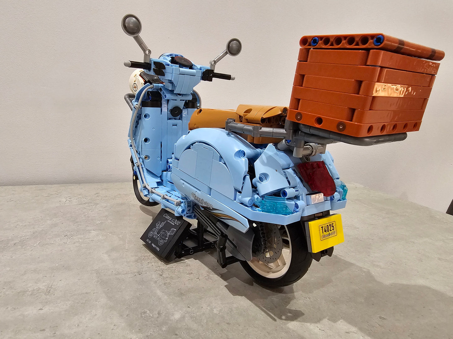 T4025B Vespa Classic 300 1/5 Scale