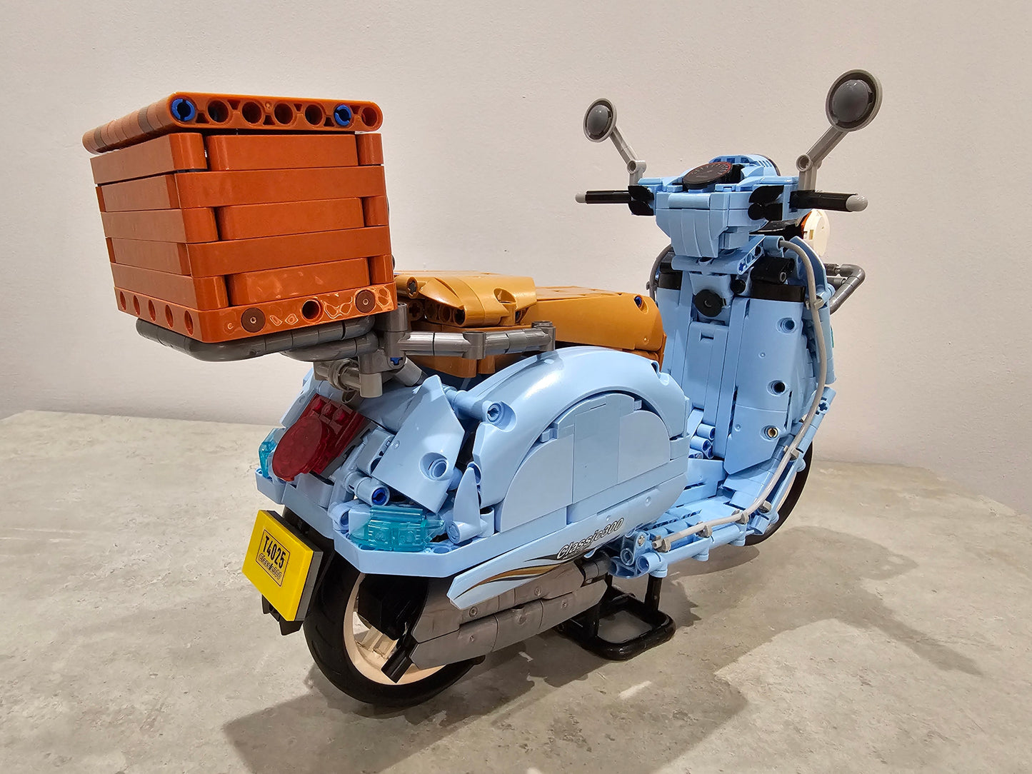 T4025B Vespa Classic 300 1/5 Scale