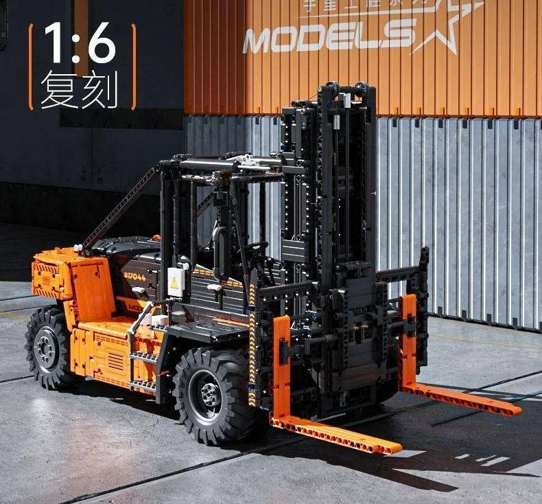 17044 - 1/6 Scale Motorised HD Forklift