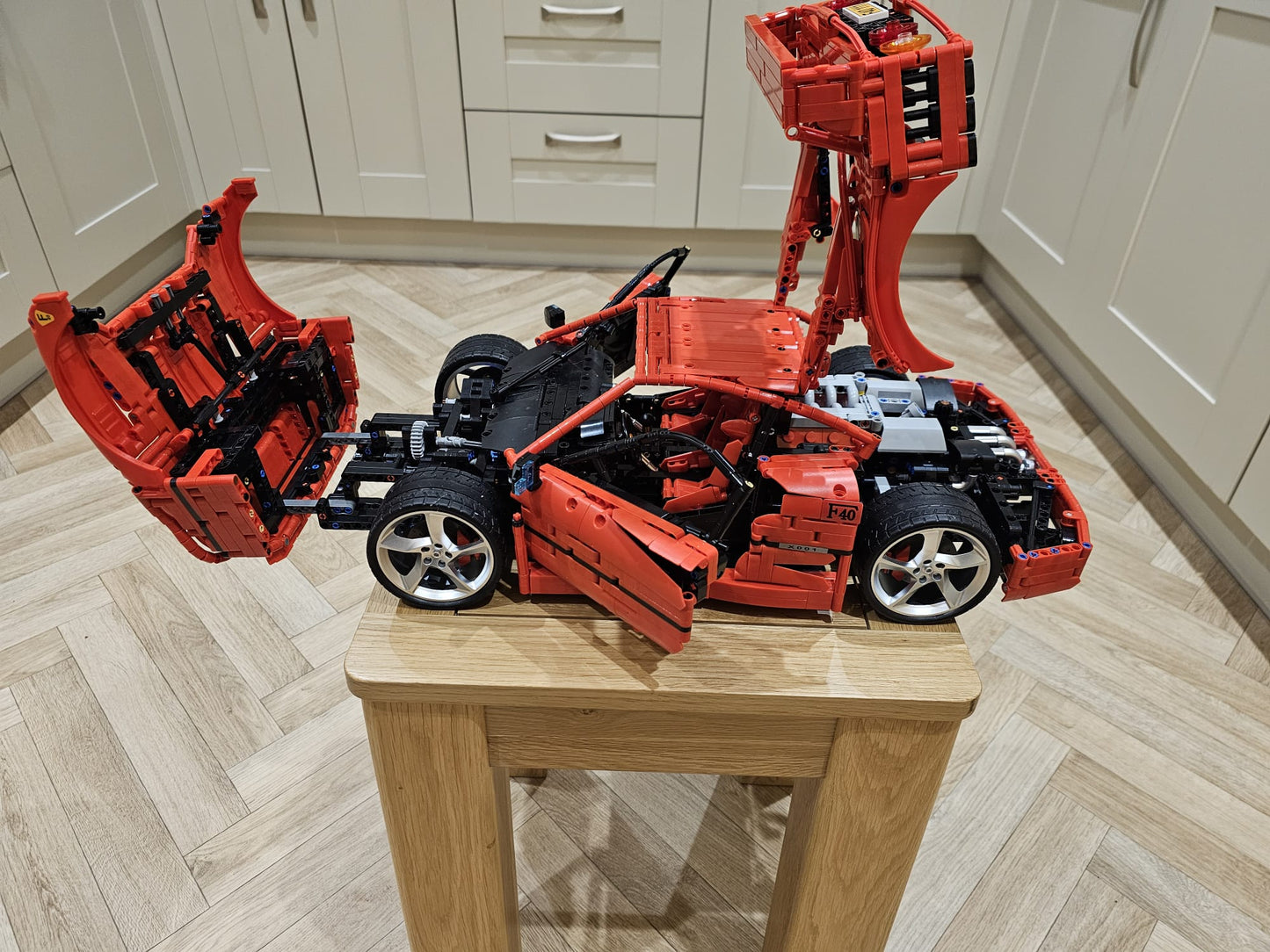JD017 - F40 in 1/8 Scale